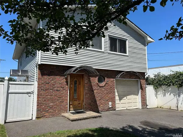 3 Wilson CT, Massapequa, NY 11758