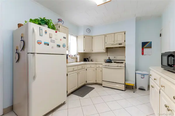 61-09 77th ST, Middle Village, NY 11379