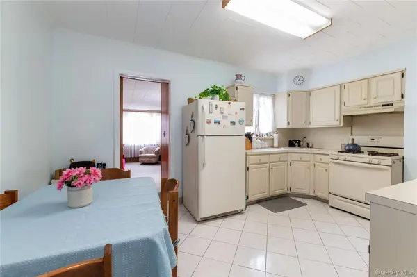 61-09 77th ST, Middle Village, NY 11379