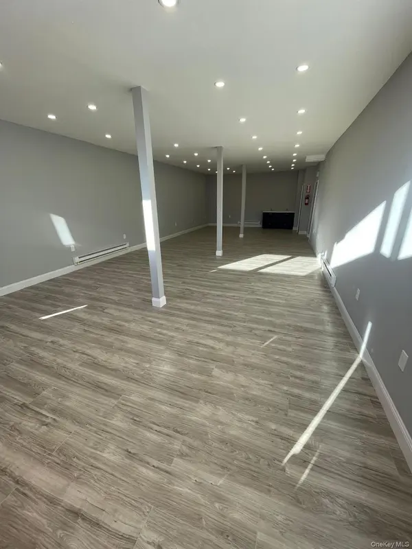 6041 56th RD, Maspeth, NY 11378