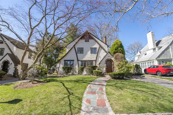 8 Stuart ST,  Great Neck,  NY 11023