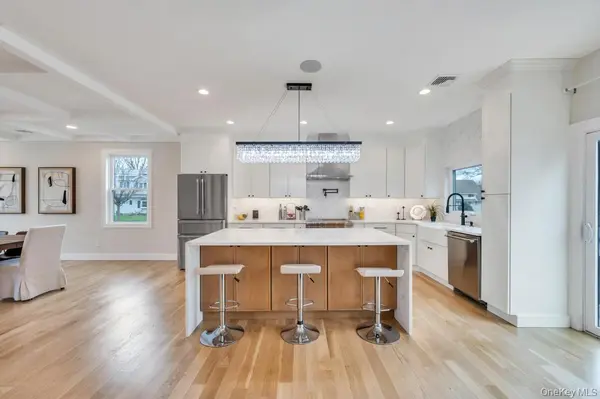 19 Arrow LN, Hicksville, NY 11801