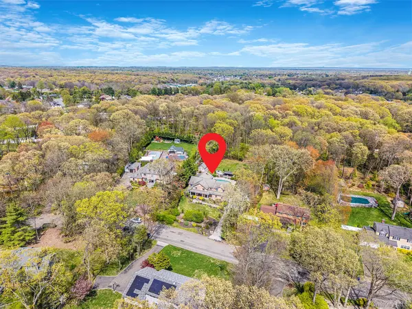 9 Arista CT, Dix Hills, NY 11746