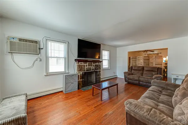 70 Bristol ST, Lindenhurst, NY 11757