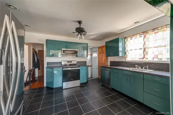 70 Bristol ST, Lindenhurst, NY 11757