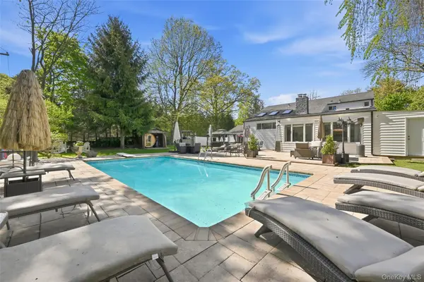 35 Elm DR, East Hills, NY 11576