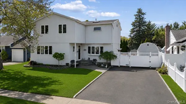 44 E End AVE, Hicksville, NY 11801