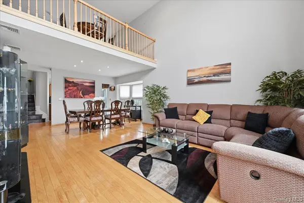 10 Casey LN, Middle Island, NY 11953