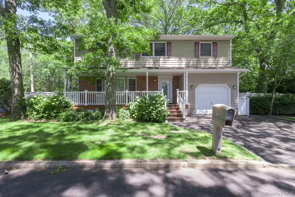 97 Krispin LN, East Setauket, NY 11733