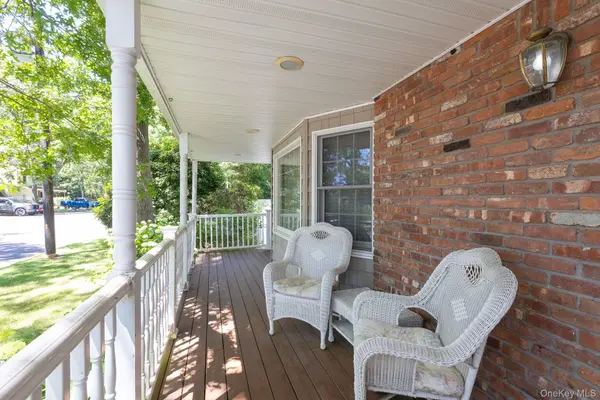 97 Krispin LN, East Setauket, NY 11733