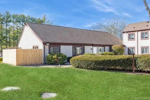 524 Picasso WAY #524, Middle Island, NY 11953
