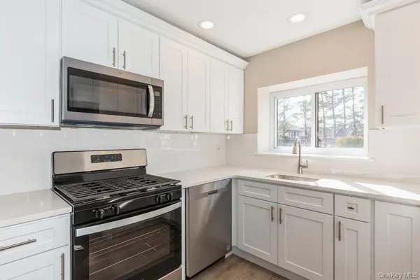 524 Picasso WAY #524, Middle Island, NY 11953