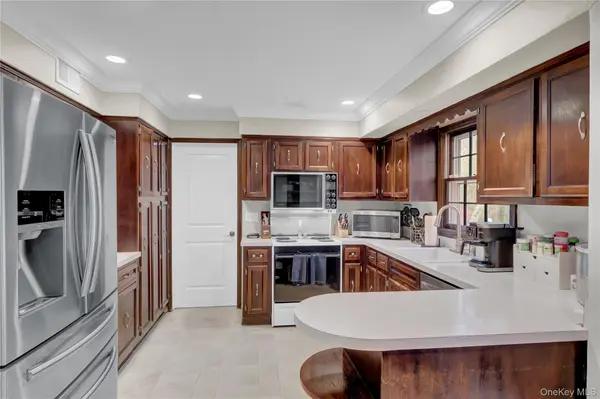 34 Hemingway DR, Dix Hills, NY 11746