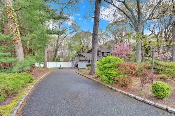 34 Hemingway DR, Dix Hills, NY 11746