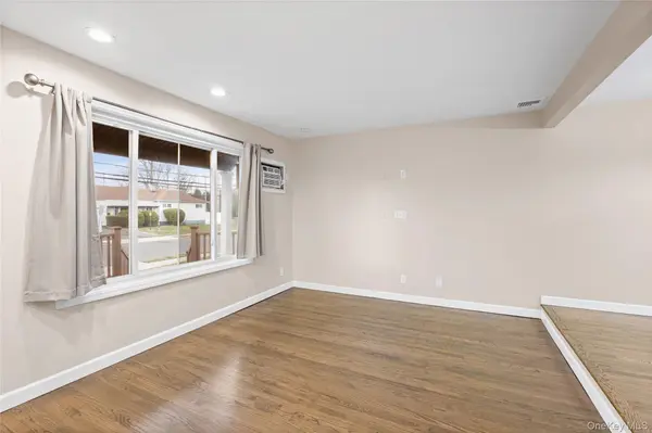 1091 Gardiner DR, Bay Shore, NY 11706