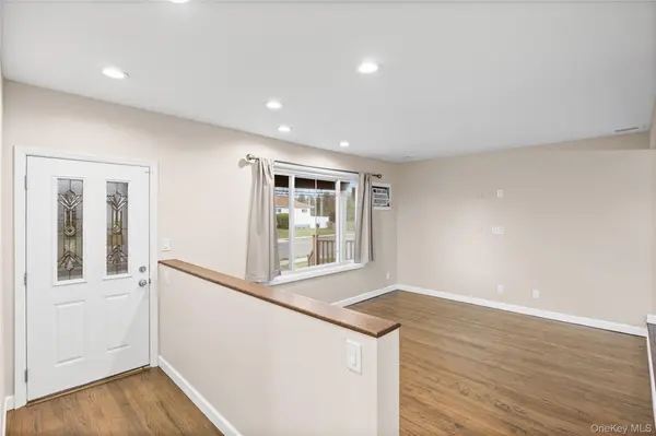 1091 Gardiner DR, Bay Shore, NY 11706