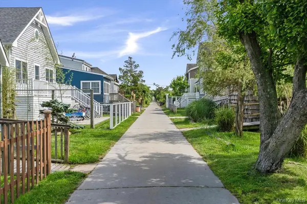 17 Bungalow WALK, Ocean Beach, NY 11770