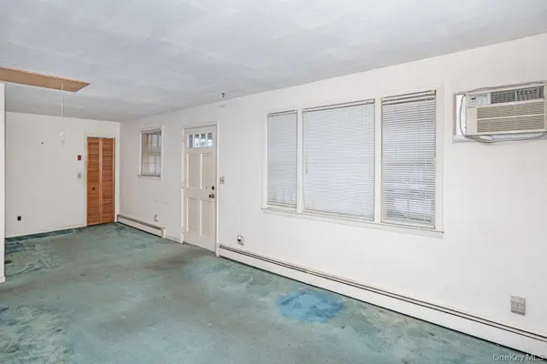 144 W Lake DR, Lindenhurst, NY 11757