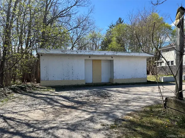 849-853 W Main ST, Riverhead, NY 11901
