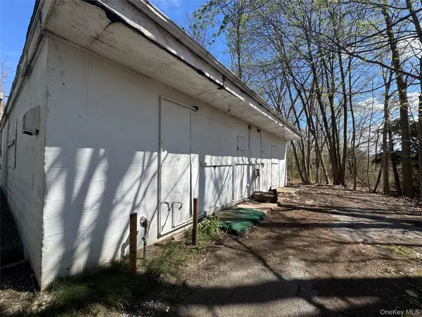 849-853 W Main ST, Riverhead, NY 11901