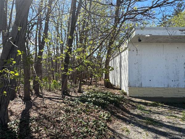 849-853 W Main ST, Riverhead, NY 11901