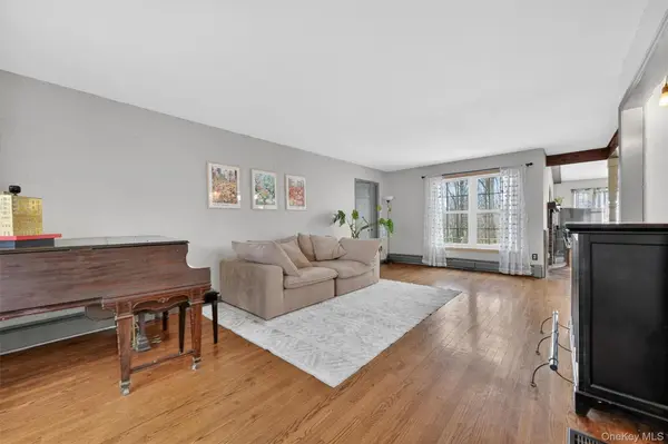 16 Mockingbird LN, Washingtonville, NY 10992