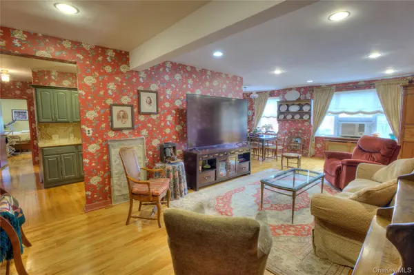75 S Middle Neck RD #4-G, Great Neck, NY 11021