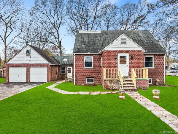 25 Revilo AVE, Shirley, NY 11967