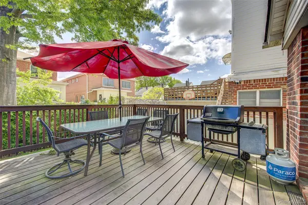 69-29 166th ST, Fresh Meadows, NY 11365