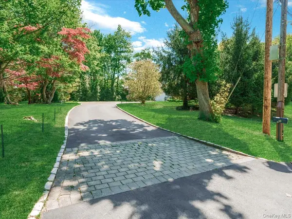 16 THE LOCH, Roslyn Estates, NY 11576