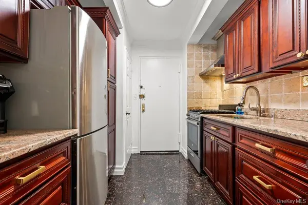 84-50 169th Street #611, Jamaica Hills, NY 11432