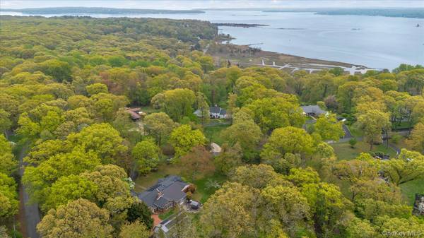 4 Dolphins Rise, Lloyd Harbor, NY 11743
