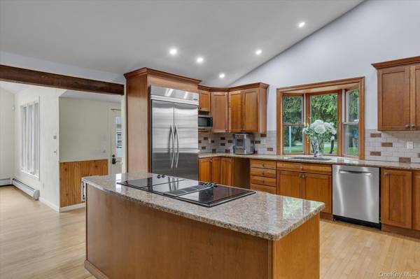 4 Dolphins Rise, Lloyd Harbor, NY 11743