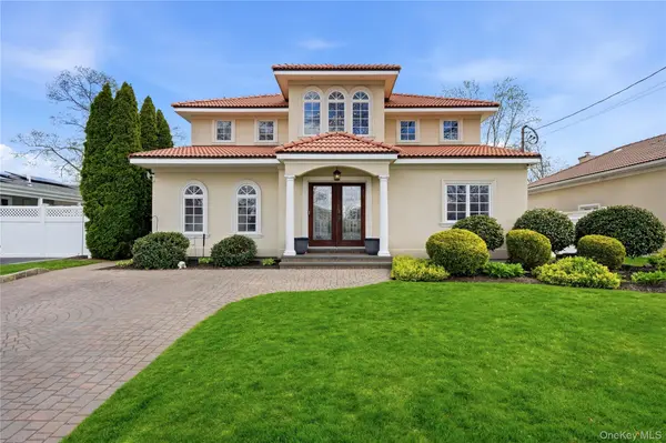 59 Park LN, Massapequa, NY 11758