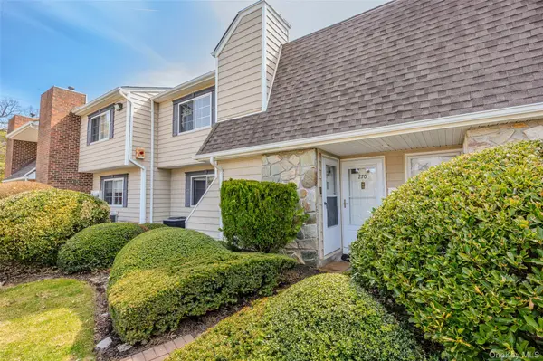 271 Lake Pointe Circle #271, Middle Island, NY 11953