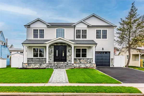 12 Patience LN, Westbury, NY 11590