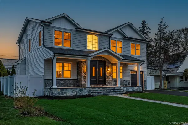 12 Patience LN, Westbury, NY 11590