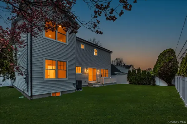 12 Patience LN, Westbury, NY 11590