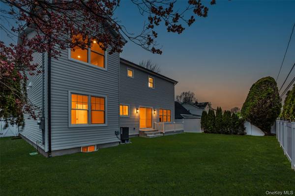 12 Patience LN, Westbury, NY 11590