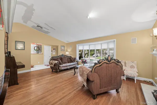 35 Hilldale RD, Albertson, NY 11507
