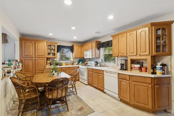215 Hallock Landing RD, Rocky Point, NY 11778