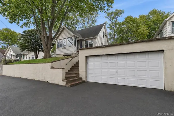 215 Hallock Landing RD, Rocky Point, NY 11778