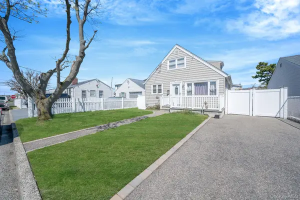 82 E Seacrest AVE, Lindenhurst, NY 11757