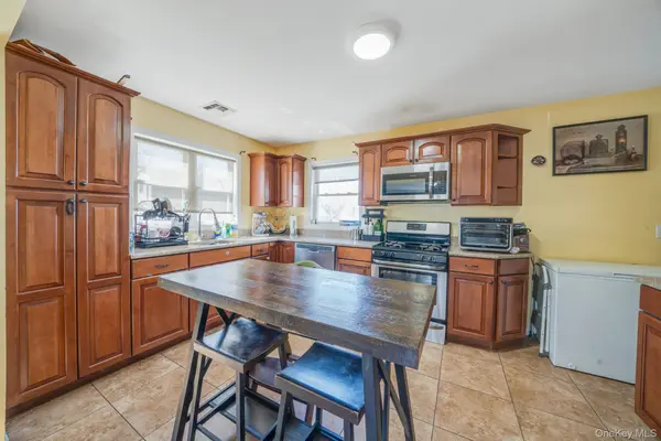 82 E Seacrest AVE, Lindenhurst, NY 11757