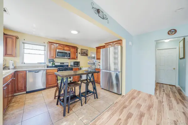 82 E Seacrest AVE, Lindenhurst, NY 11757