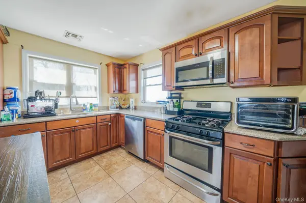 82 E Seacrest AVE, Lindenhurst, NY 11757