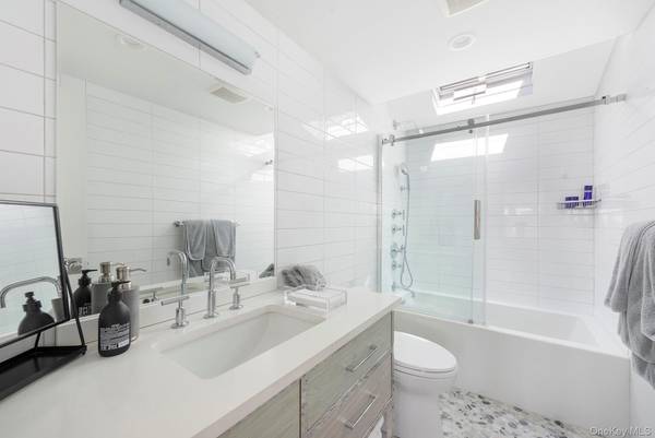 23 Landing LN, Southampton, NY 11968