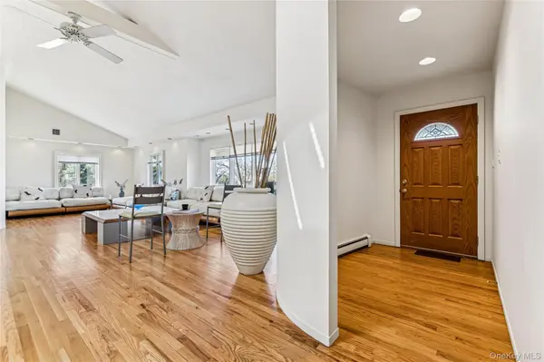 22 Meadow LN, Westhampton Beach, NY 11978