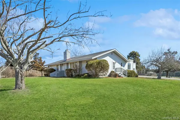 22 Meadow LN, Westhampton Beach, NY 11978