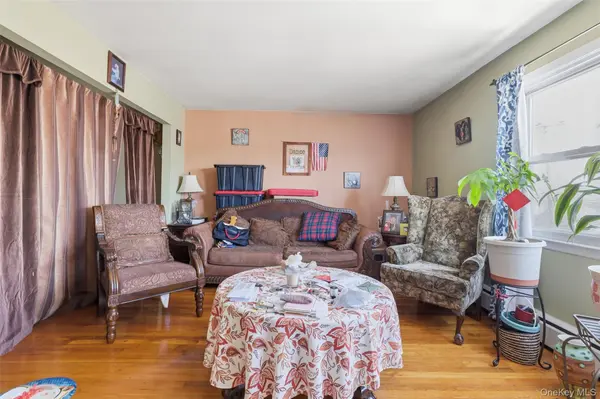 124 Quebec RD, Island Park, NY 11558